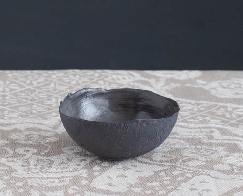 Kleine handgemachte Porzellanschale Jacquard Black mit Leinenprägung, Ø 9 cm