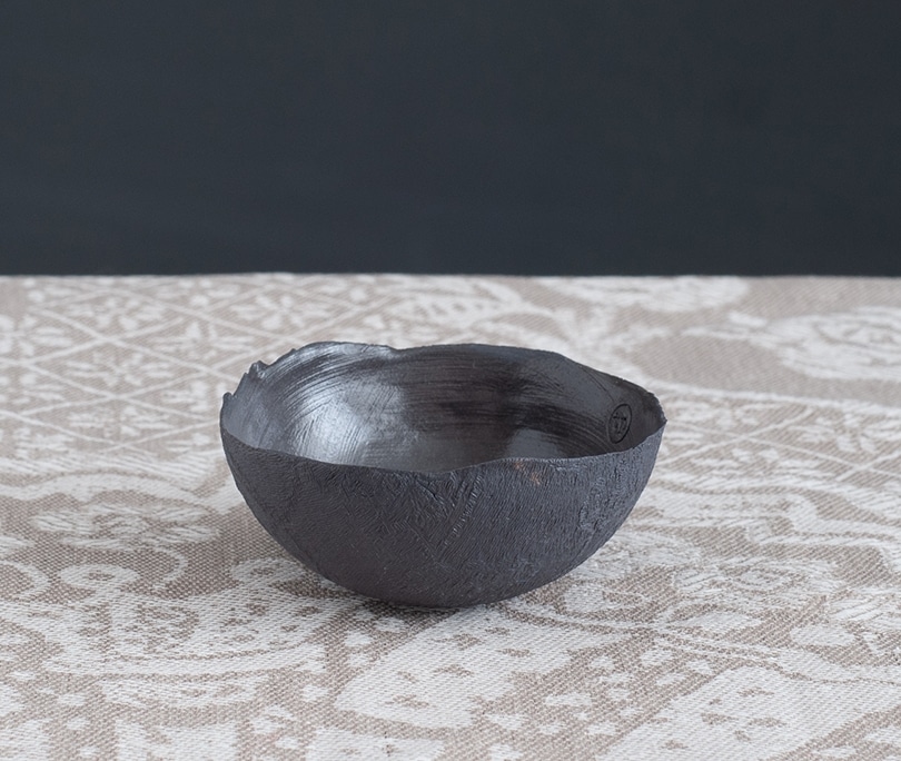 Kleine handgemachte Porzellanschale Jacquard Black mit Leinenprägung, Ø 9 cm