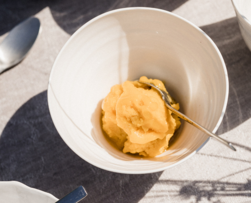 Runde Dessertschale aus handgedrehtem Porzellan für Eis und Sorbet