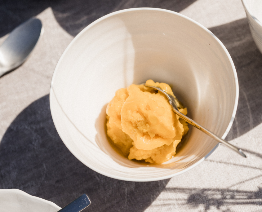 Runde Dessertschale aus handgedrehtem Porzellan für Eis und Sorbet