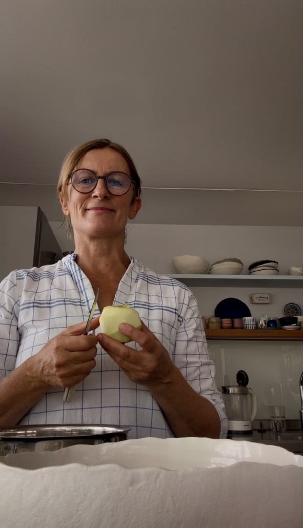 beim Apfelschälen für handgezogenen Apfelstrudel