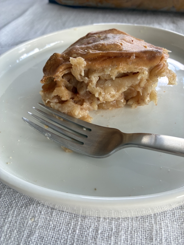 apfelstrudel-handgemachtes-porzellan.jpg